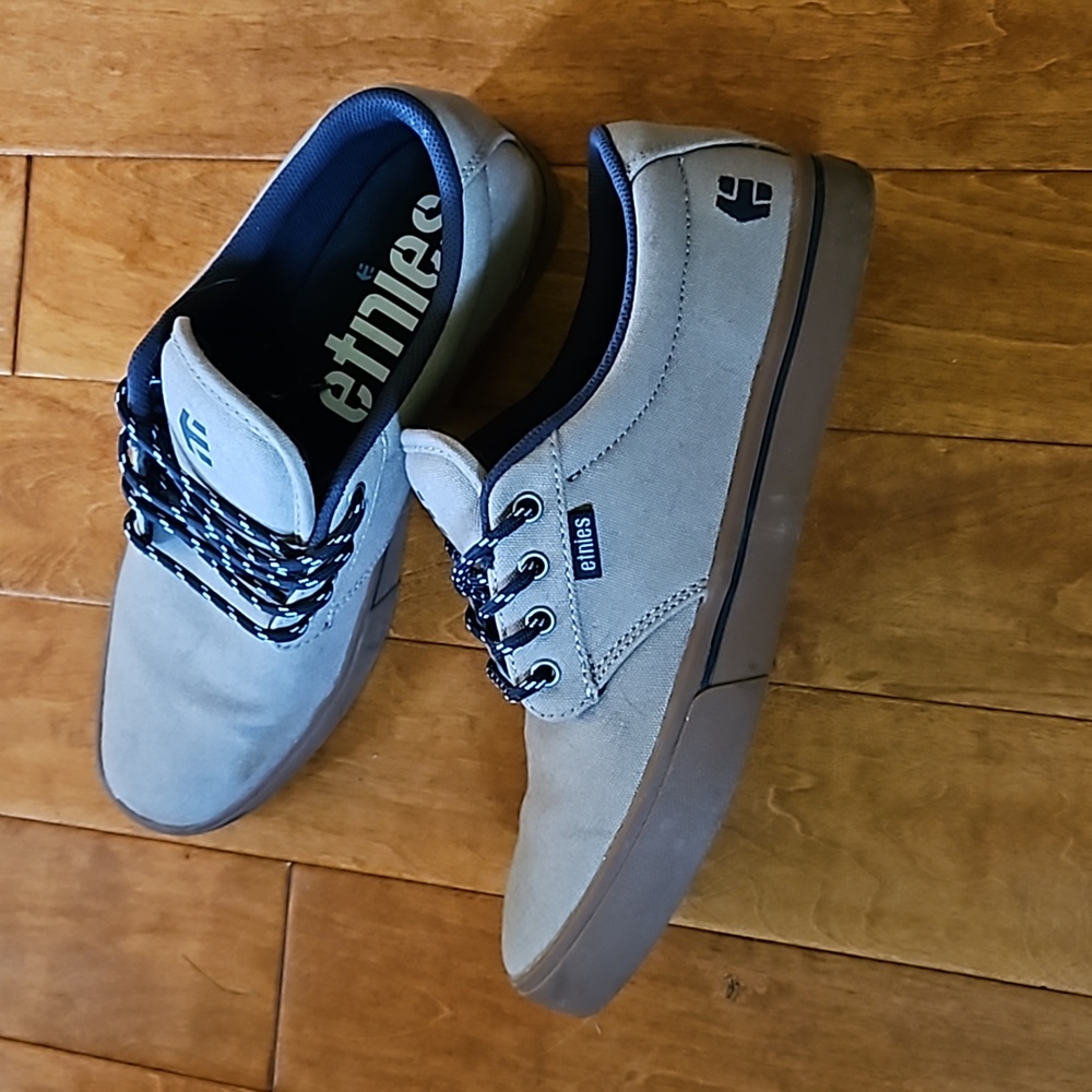 Etnies Mens Sz 9 Taupe Slip on casual shoe